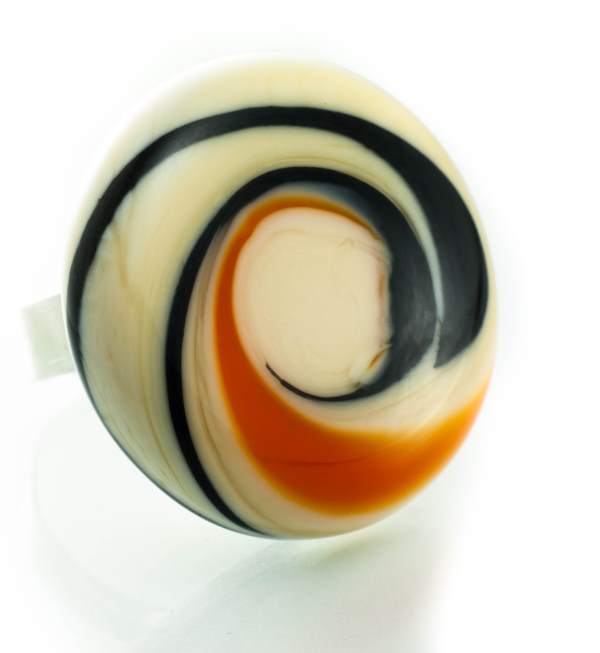 Prsten Crna spirala s narančastim na slonovoj kosti